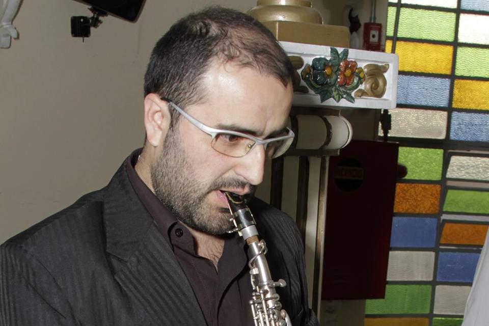 Saxofonista sonata musical