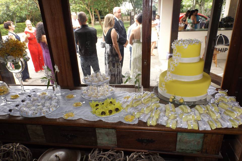 Mesa de doces e bolo casamento