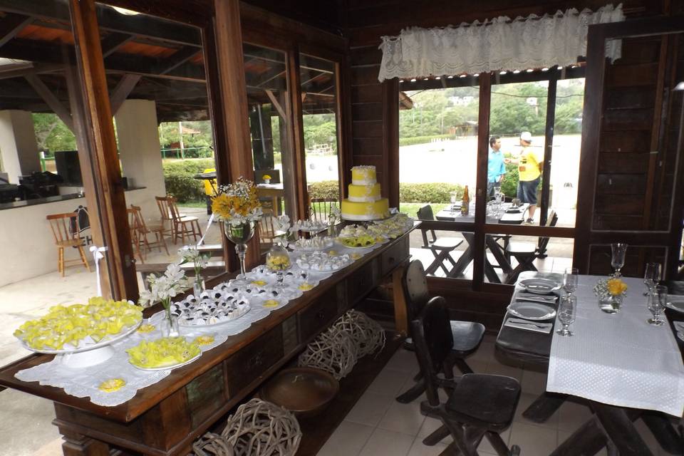 Mesa de doces e bolo casamento