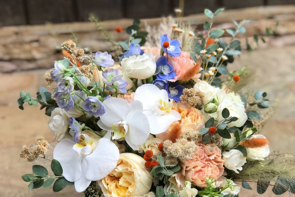 Florista Feminino Criando Belo Buquê Na Floricultura. Trabalho Na