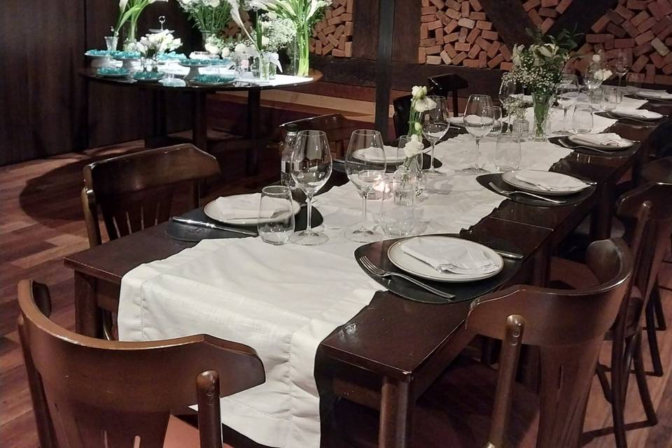 Mesa bolo e convidados