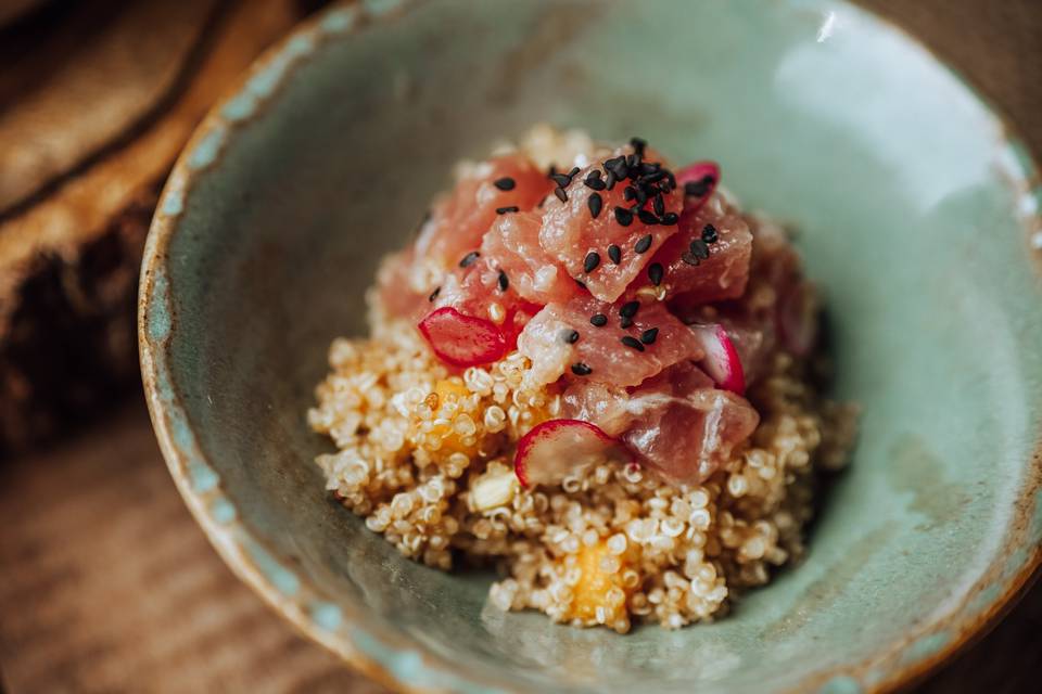 Atum com salada de quinoa