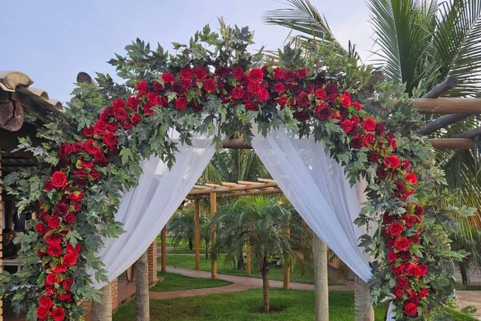 Arco de flor com passagem