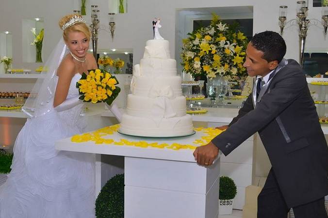 Noivos e bolo de casamento