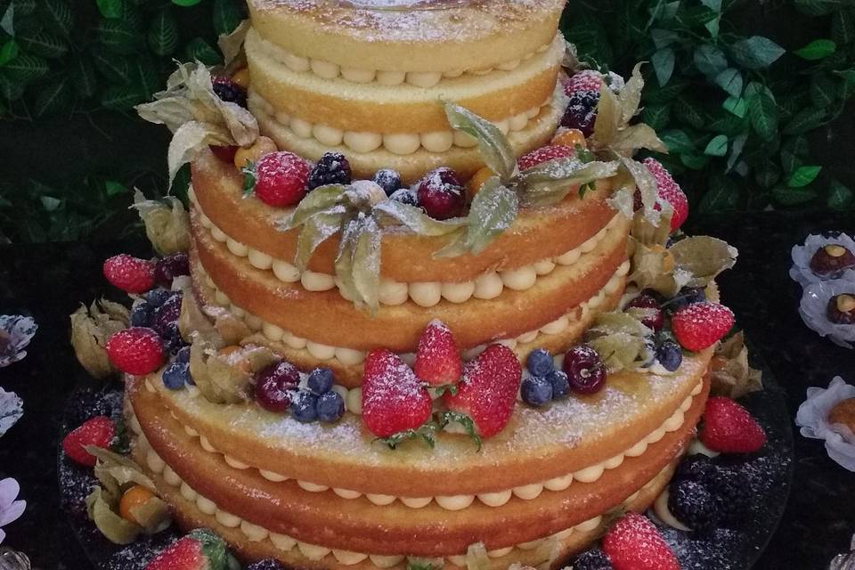Naked Cake com frutas vermelha