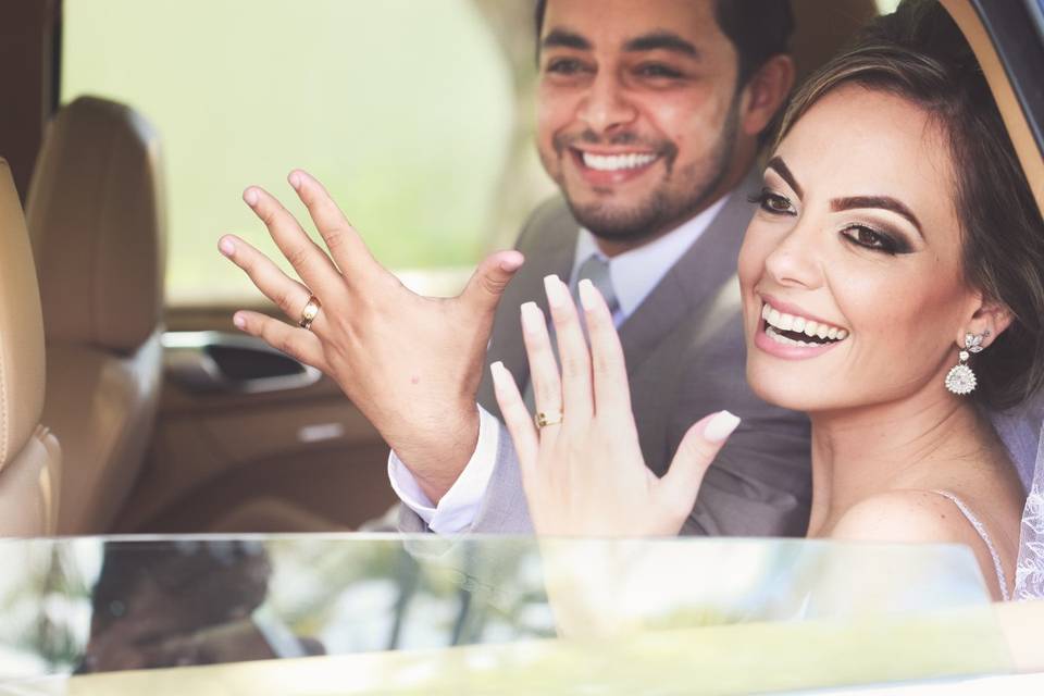 Casal feliz, carro, igreja