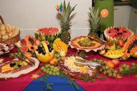 Mesa de frios e frutas