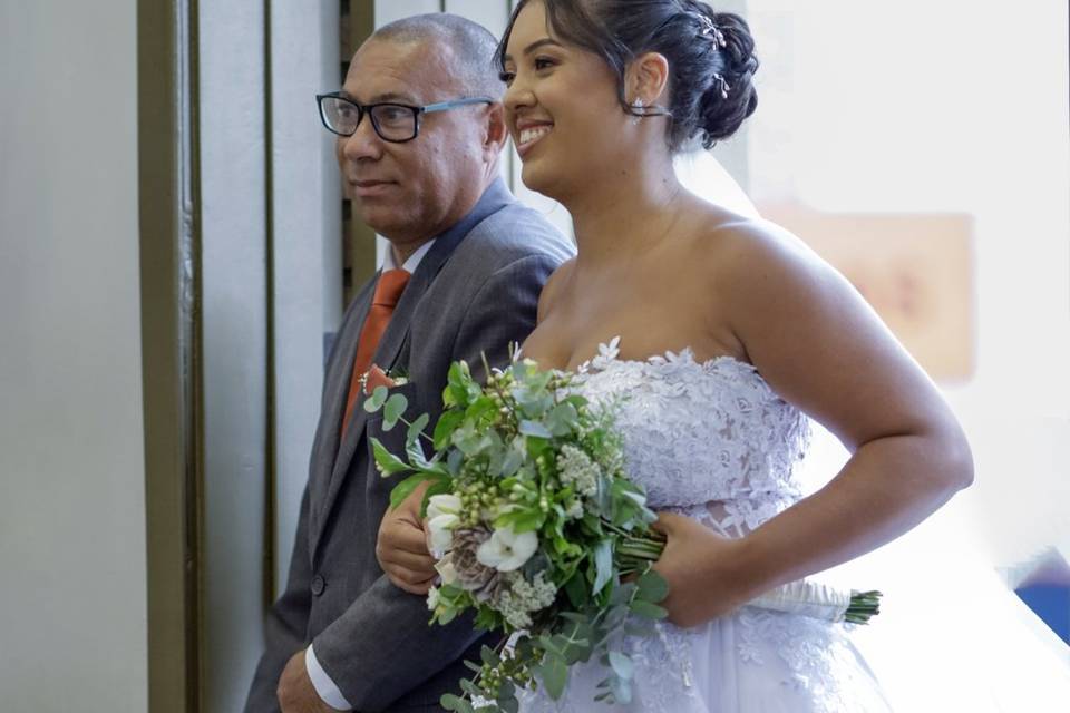 O sorriso revela a emoção.