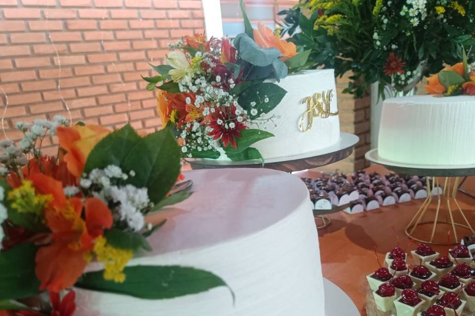 Mesa com 3 Bolos