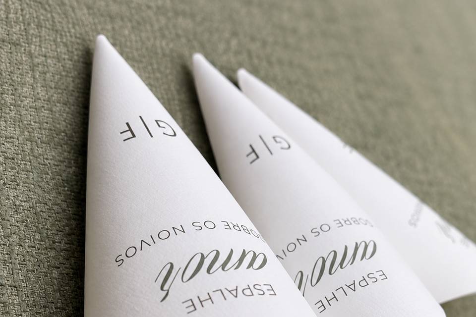 G | F - Cone de pétalas