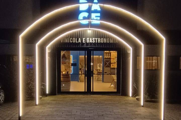 Entrada do Wine Bar