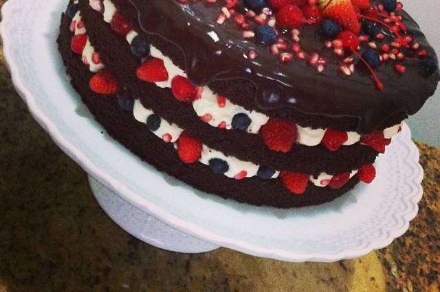 Naked cake com frutas vermelha