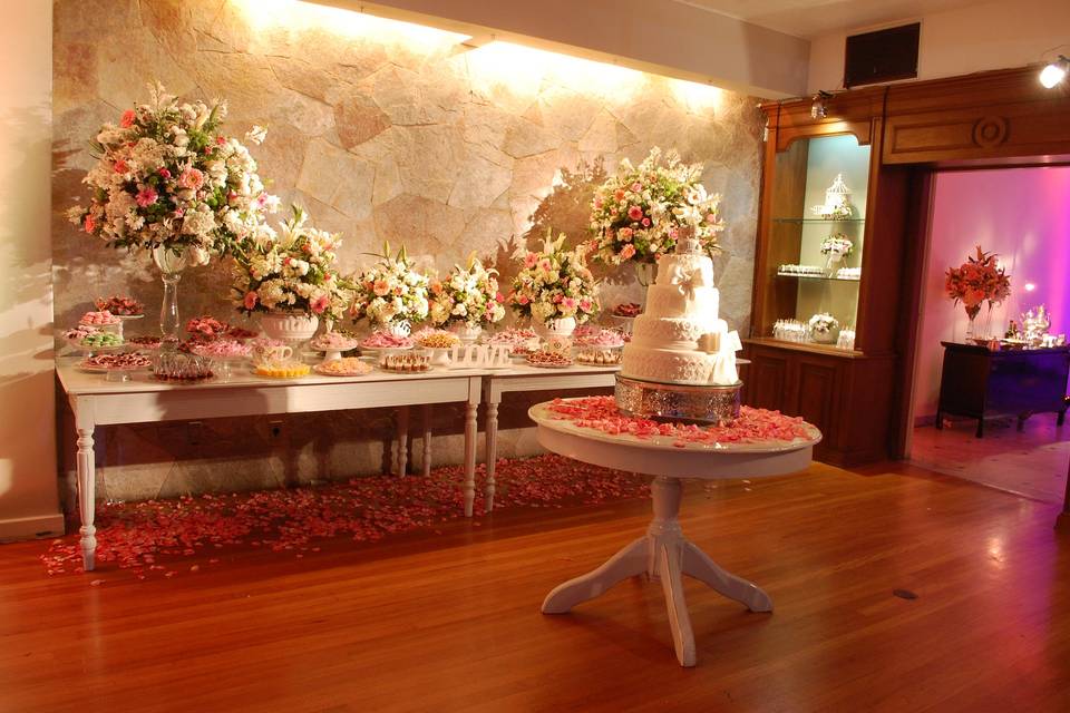 Mesa de bolo e doces