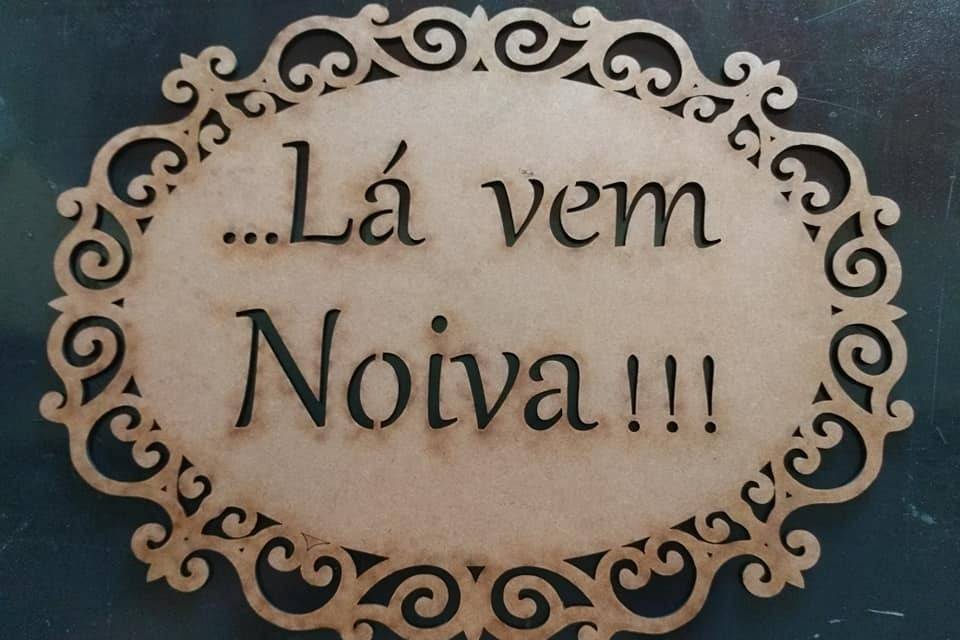 Placa com letras vazadas 35cm