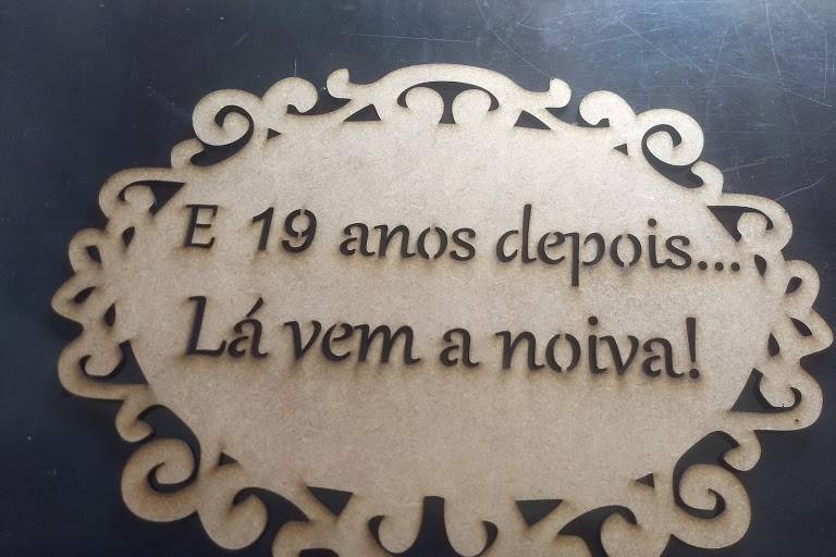 Placa com letras vazadas 35cm