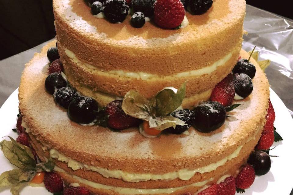 Nakedcake com frutas vermelhas