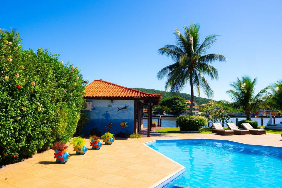 Piscina com vista para o canal