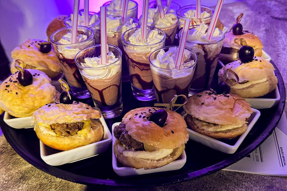 Mini hambúrguer e milk shake