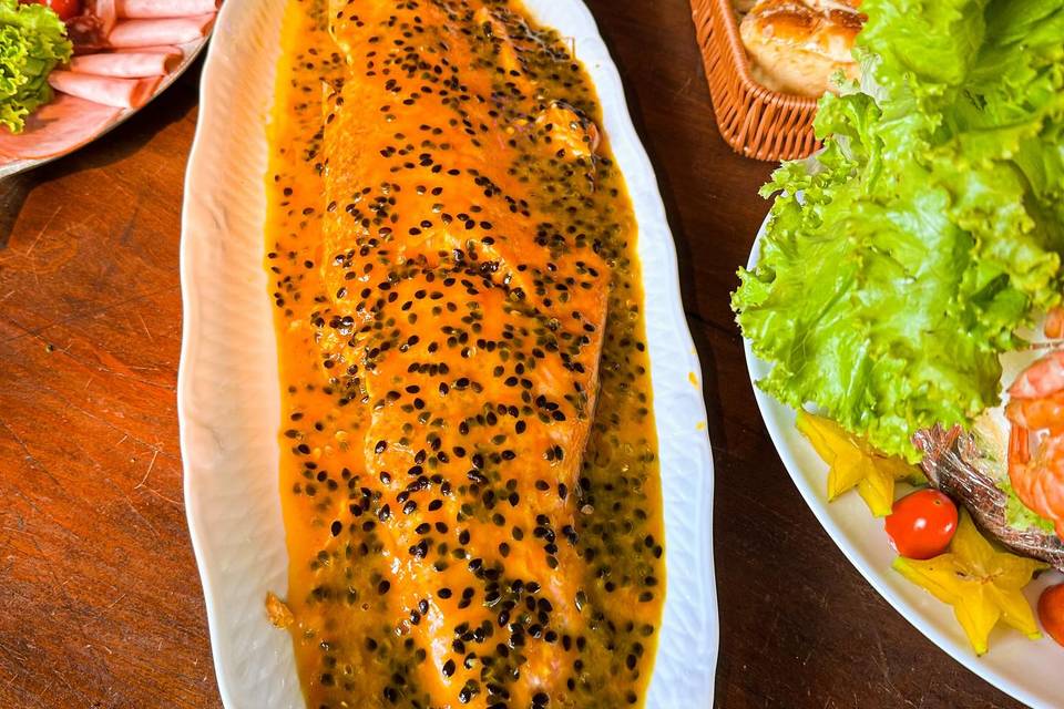 Salmão ao molho de maracujá