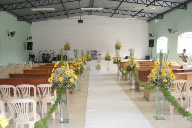 Arranjos florais com gerberas amarelas