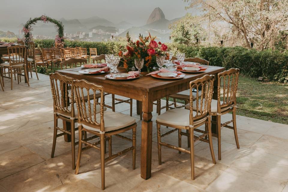 Mesa e cadeira para convidados