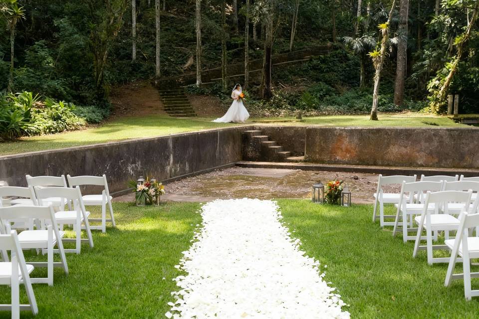 Ruína Piscina com noiva em IA