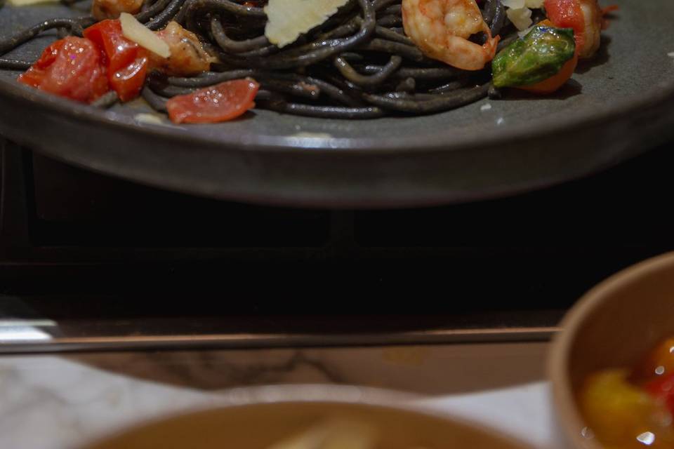 Spaghetti nero ao mar