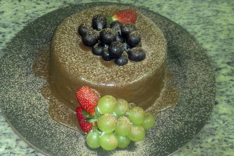 Bolo de frutas com chocolate