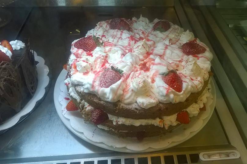 Torta suspiro com morangos