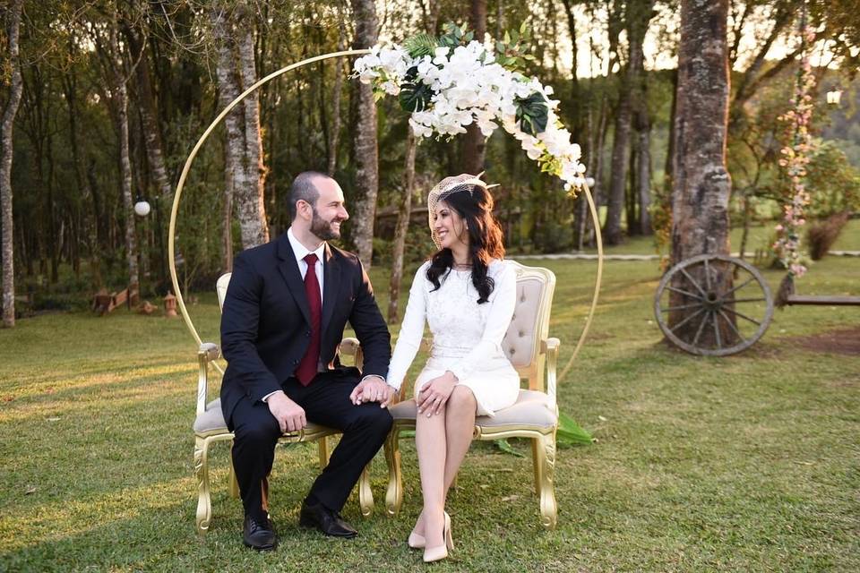 Arco floral com orquídeas.