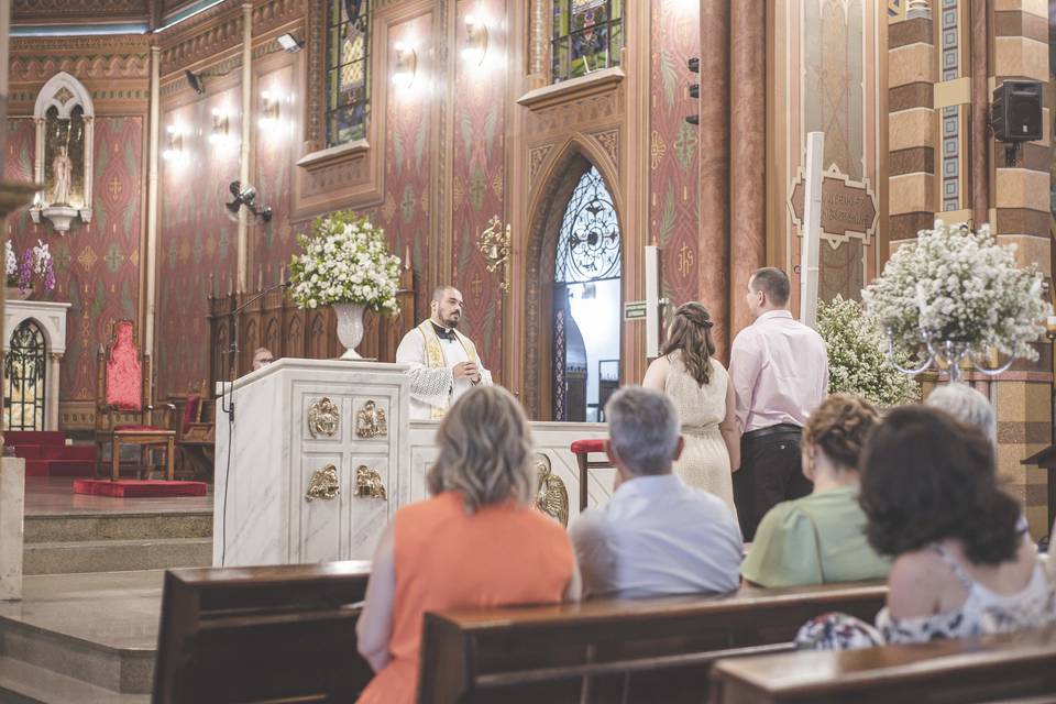 Casal no altar