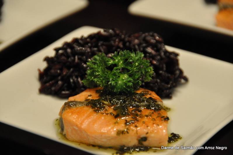 Salmão com arroz negro