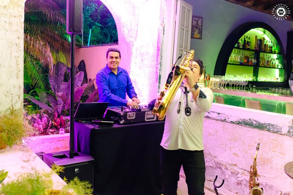 Live sax !