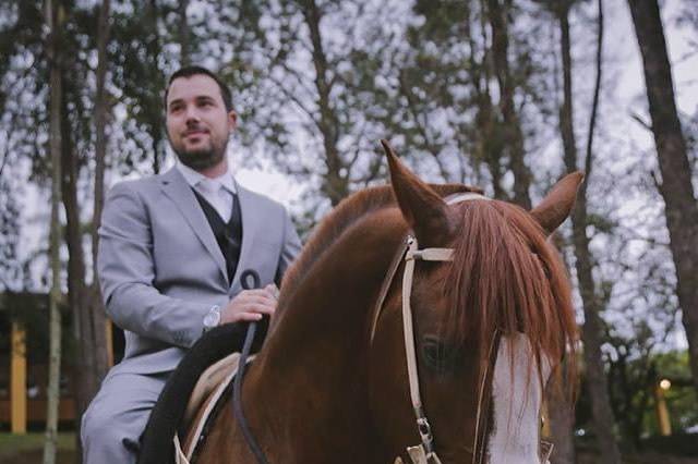 Noivo e seu cavalo