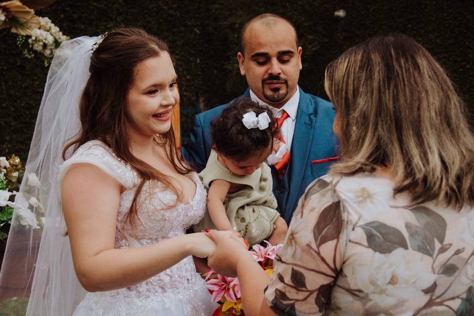 Família toda no altar.