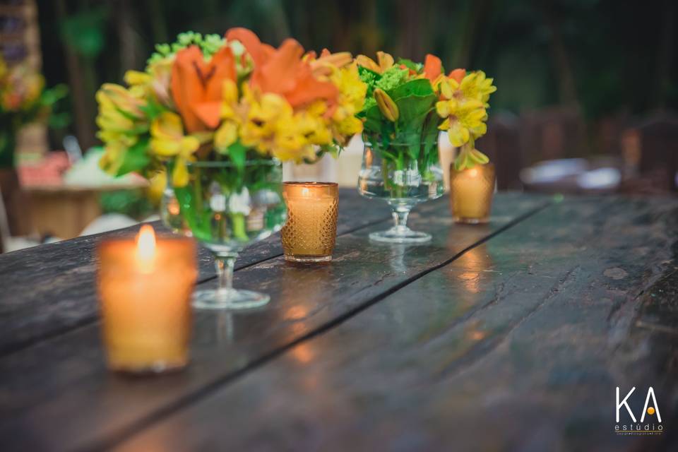 Flores e velas para decoração