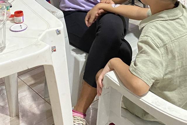Tia Fadinha pintando em festa.