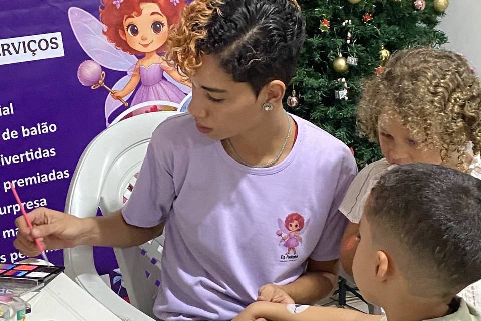 Tia Fadinha pintando em festa.