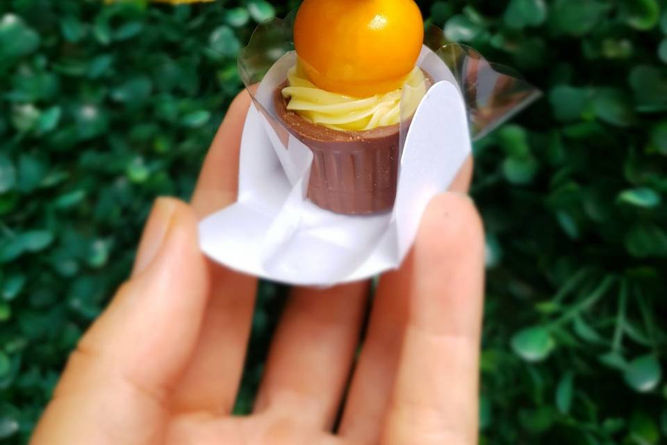 Brigadeiro branco e physalis