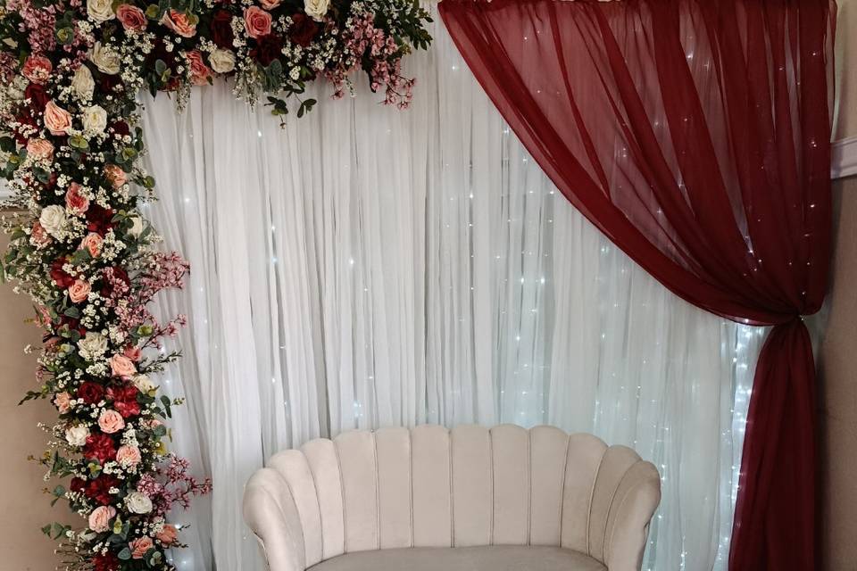 Arco com flores e voil
