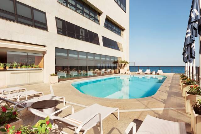 Piscina no 4o andar