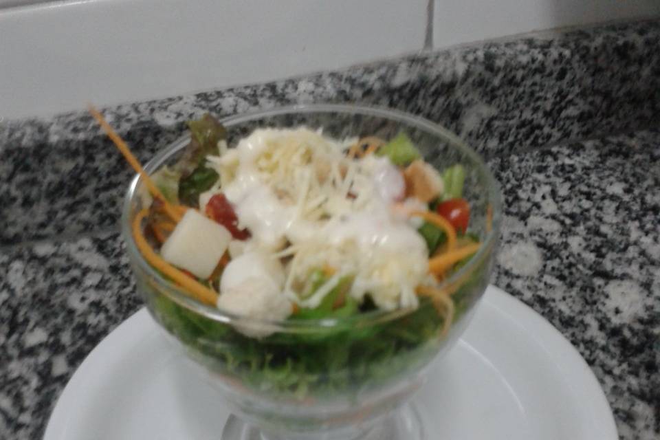 Salada servida na taça