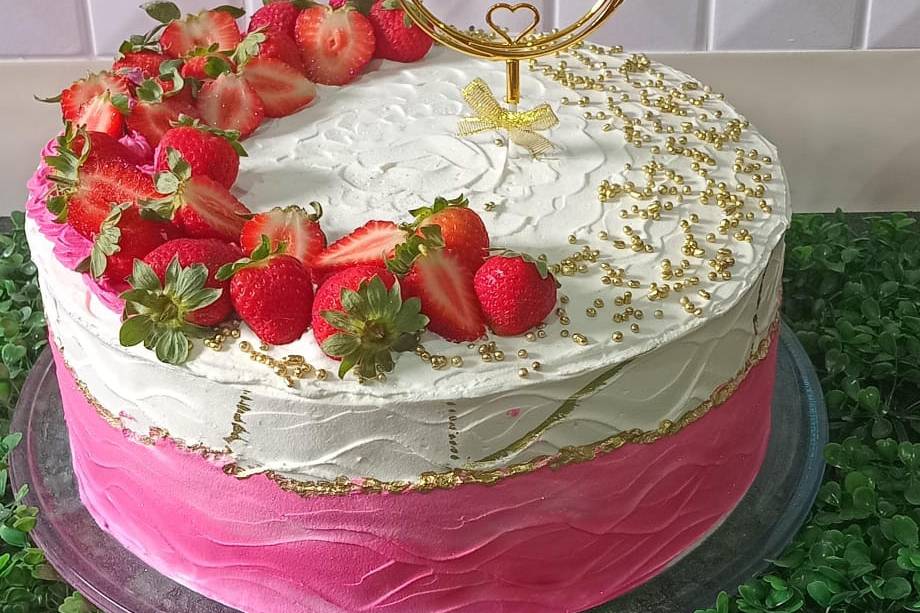 Bolo em chantininho com morango