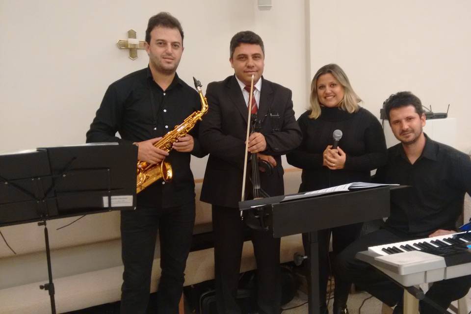 Voz, sax, violino e teclado