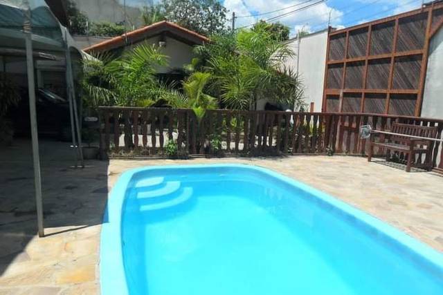 Piscina e jardim