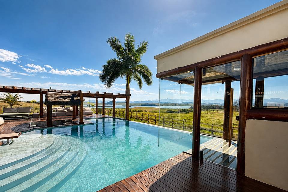 Piscina com borda infinita