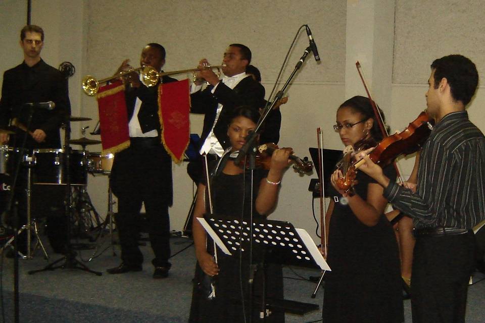 Trio de cordas e banda