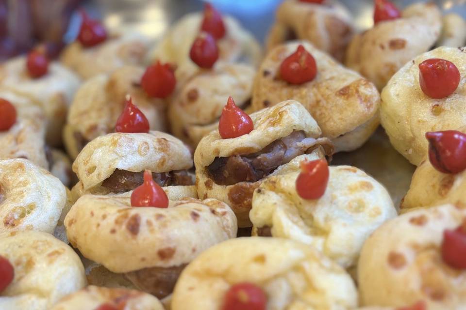Mini pão de queijo recheado