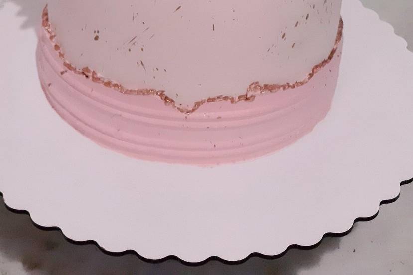 Bolo Rosé em chantininho  Buttercream cake decorating, Creative