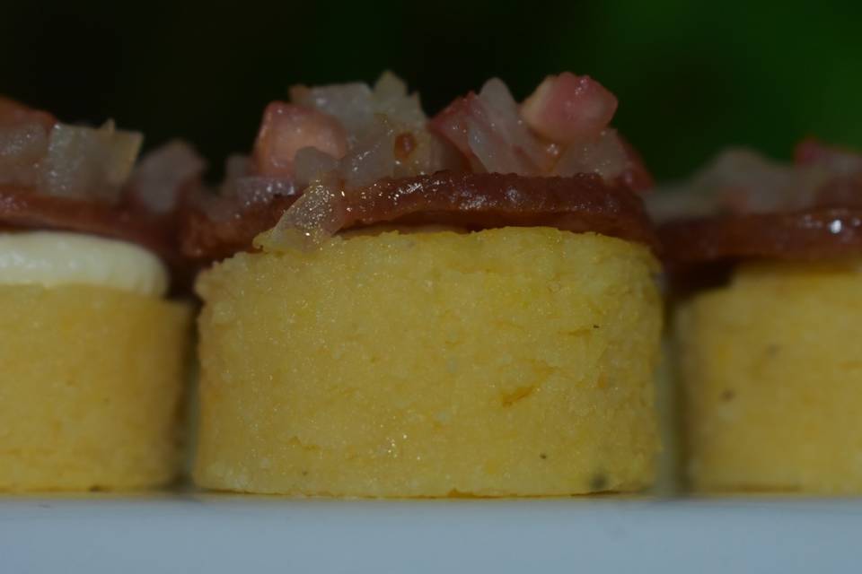 Polenta com calbresa vinagrete